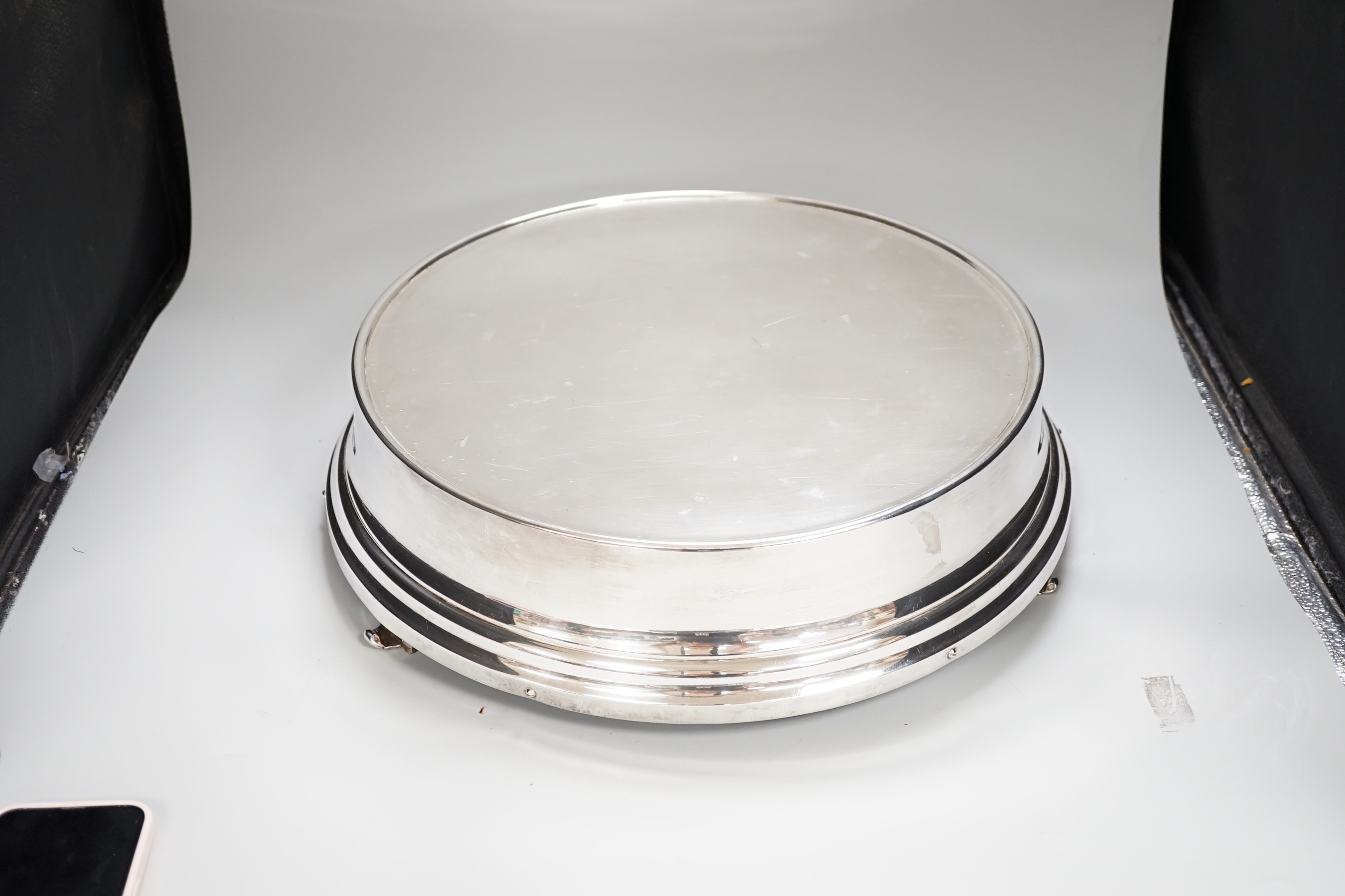 A silver plated wedding cake stand with original wooden box, 38.5 diameter